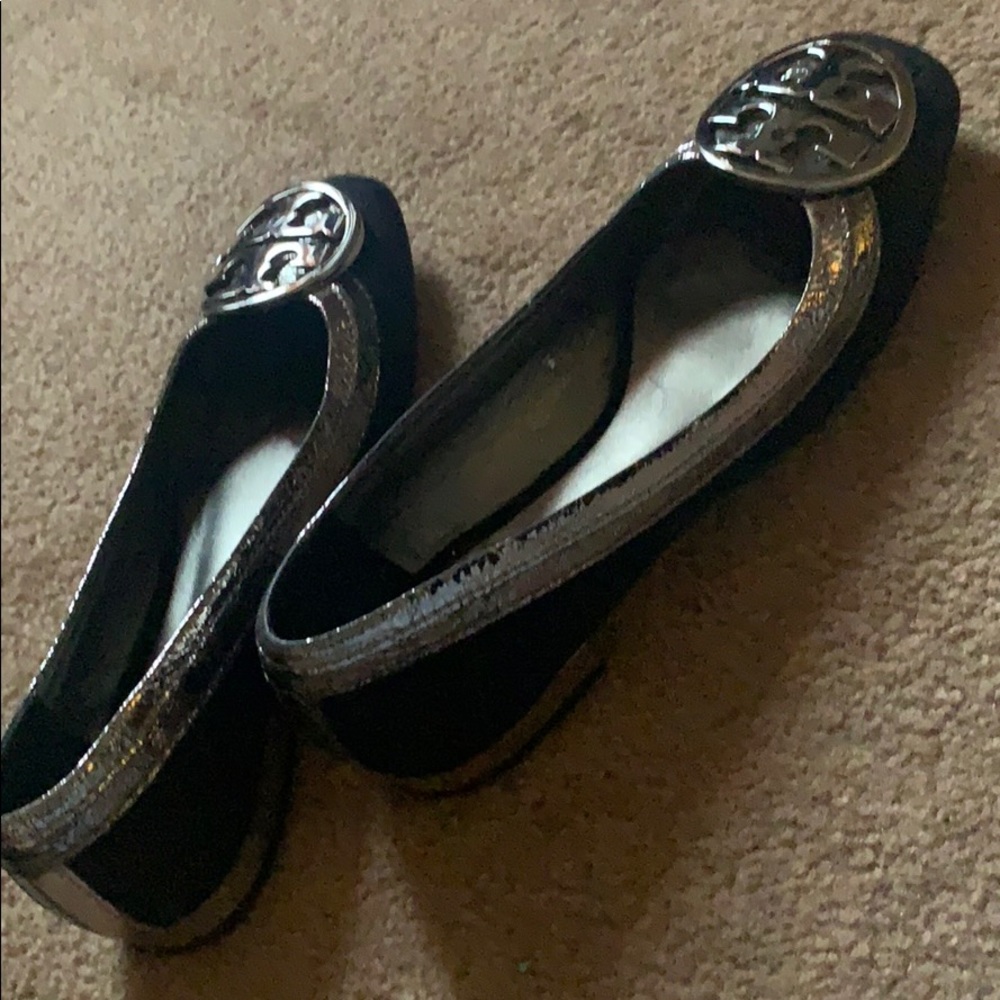 TORY BURCH 5.5 M SILVER LOGO BUCKLE FLATS SHOES - Picture 7 of 16